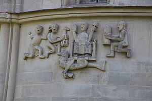 Schöngrabern, Pfarrkirche Unsere Liebe Frau, Apsis mit Reliefdarstellungen: Kampf des Guten gegen das Böse
